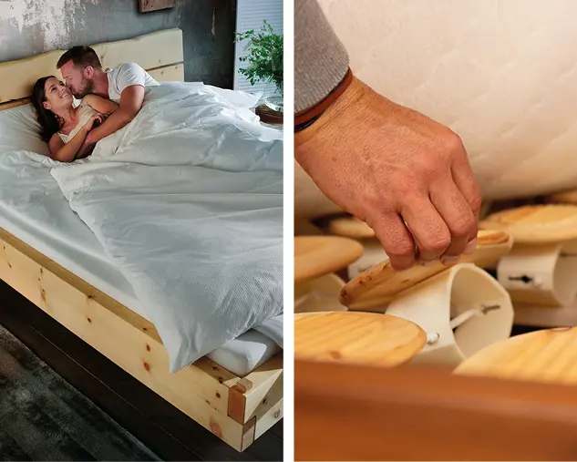 Paar liegt entspannt in einem Massivholzbett mit weißer Bettwäsche als Symbol für gesunden Schlaf, ergonomischen Lattenrost und natürlichen Schlafkomfort im Schlafzimmer